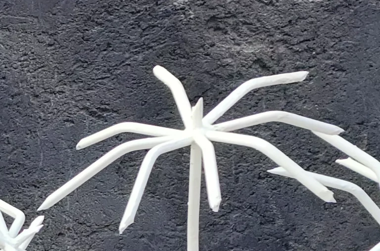 عکس نزدیک از رو به رو گل حفاظ یا نرده آهنی مدل نخل مرداب ساخت اصفهان حفاظ