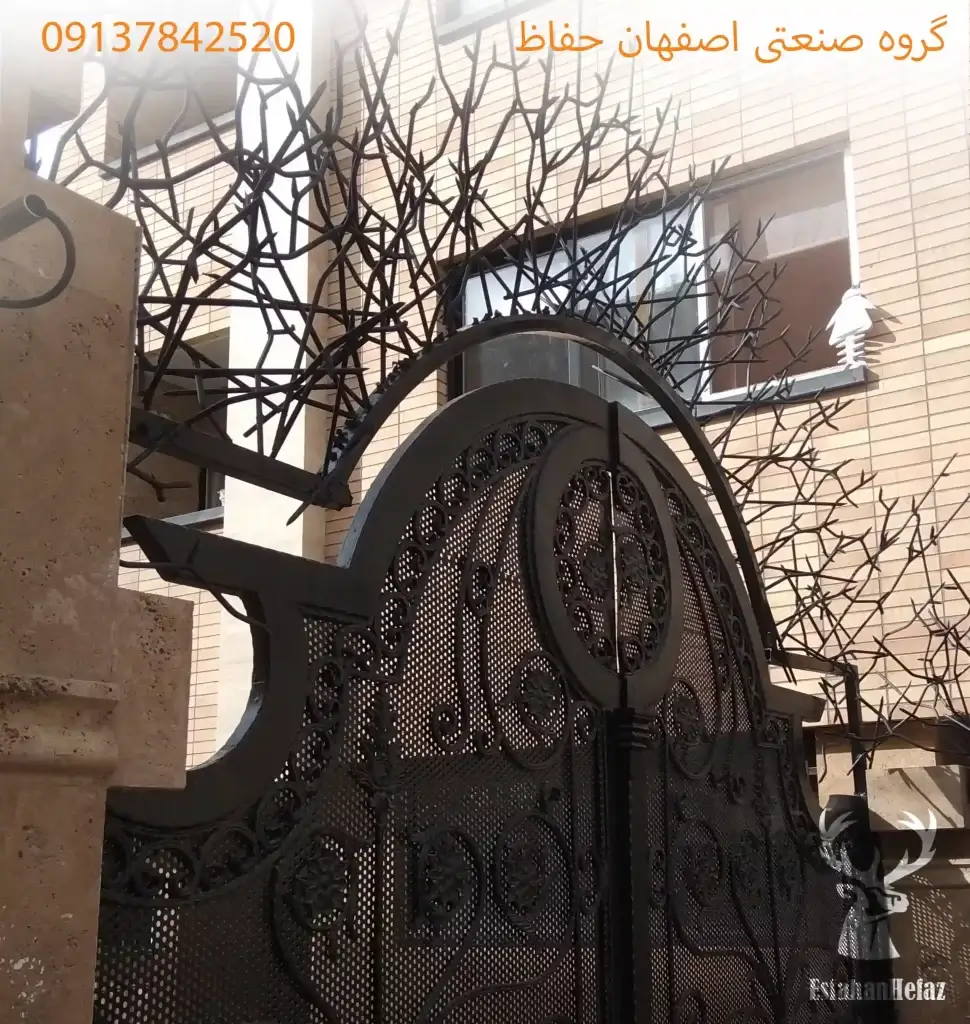 حفاظ یا نرده آهنی شاخ گوزنی نصب شده روی در حیاط ساخت اصفهان حفاظ