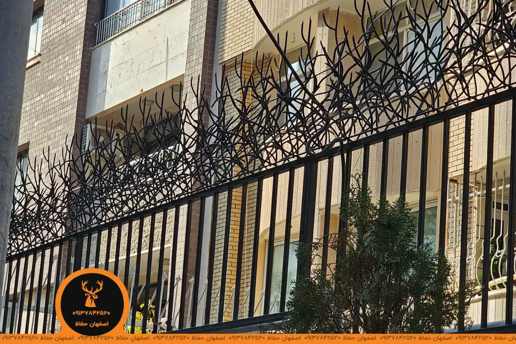 حفاظ ترکیبی آهنی پروفیلی و شاخ گوزنی مشکی تولید شده در اصفهان حفاظ