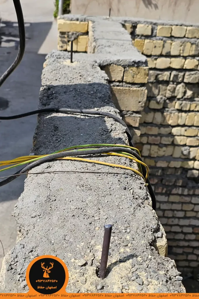 پیم های مختلف روی دیوار برای نصب حفاظ شاخ گوزنی