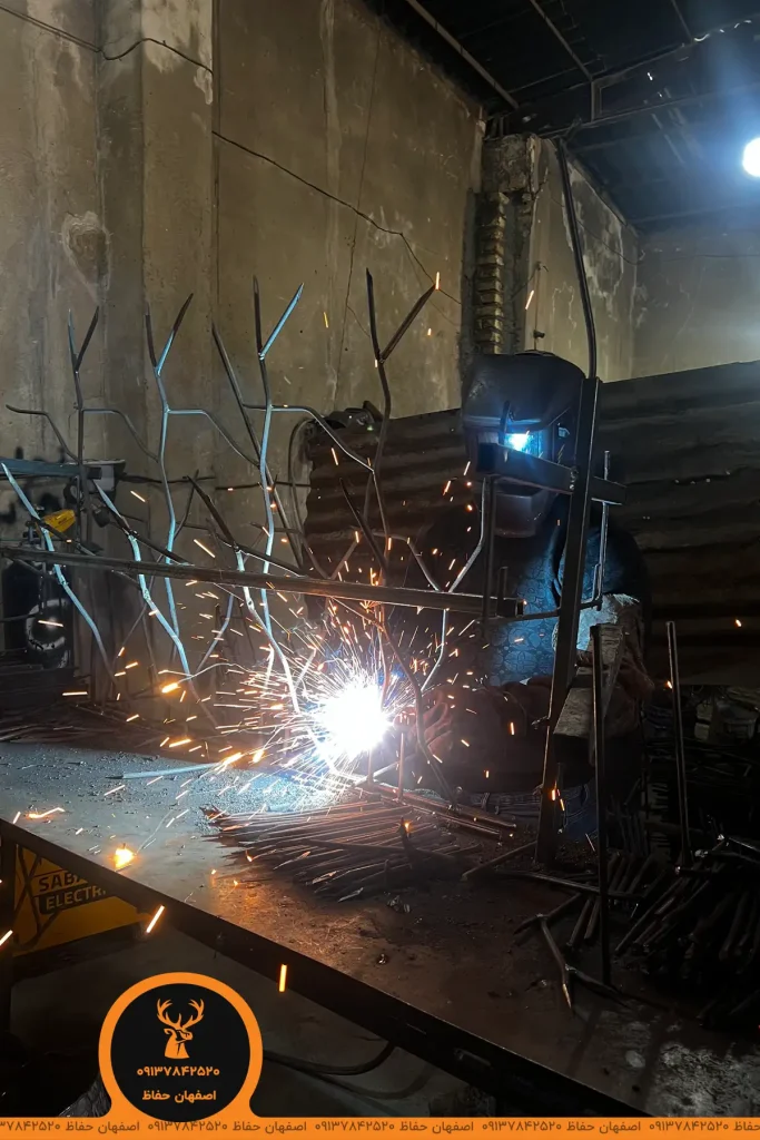 متخصص تولید حفاظ شاخ گوزنی در حال جوشکاری و ساخت حفاظ شاخ گوزنی