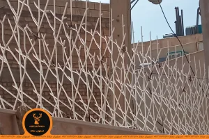 حفاظ اقتصادی شاخ گوزنی مدل بوته خاری تراکم ۲۰ سفید کار شده روی نمای سنگی ساختمان مسکونی تولید شده در اصفهان حفاظ