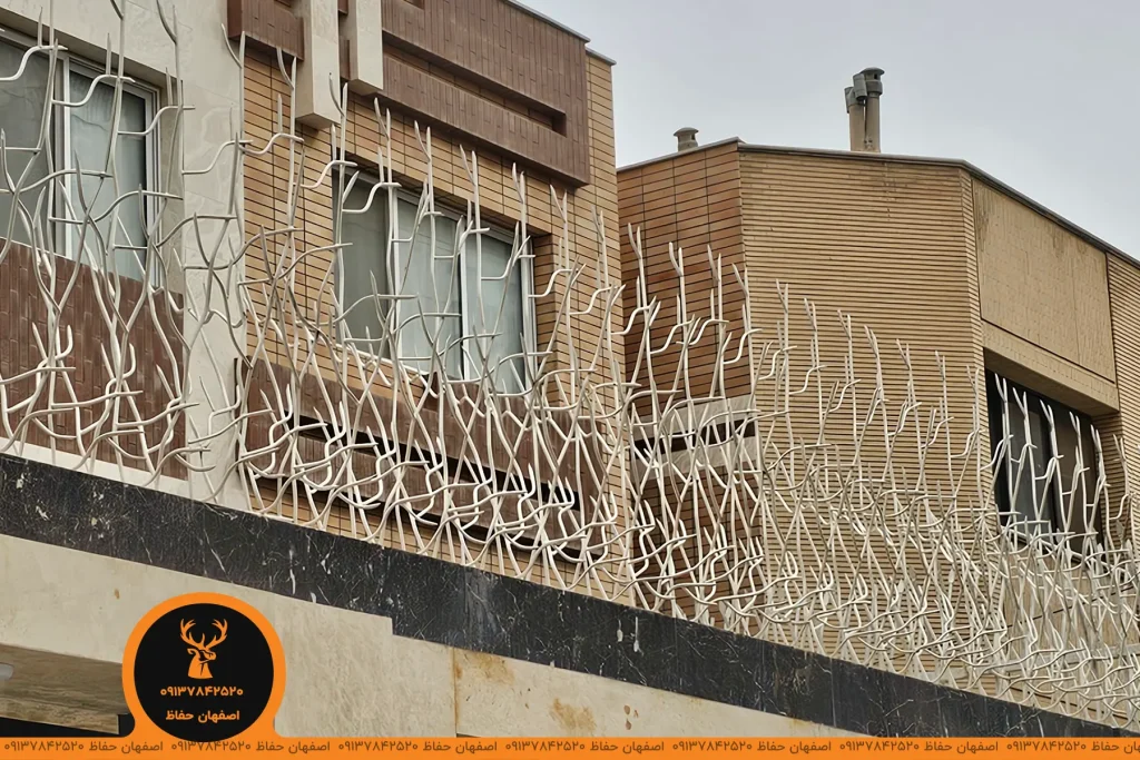 حفاظ خوش قیمت شاخ گوزنی تراکم ۲۲ سفید روی نمای سنگی سفید و مشکی تولید شده در اصفهان حفاظ