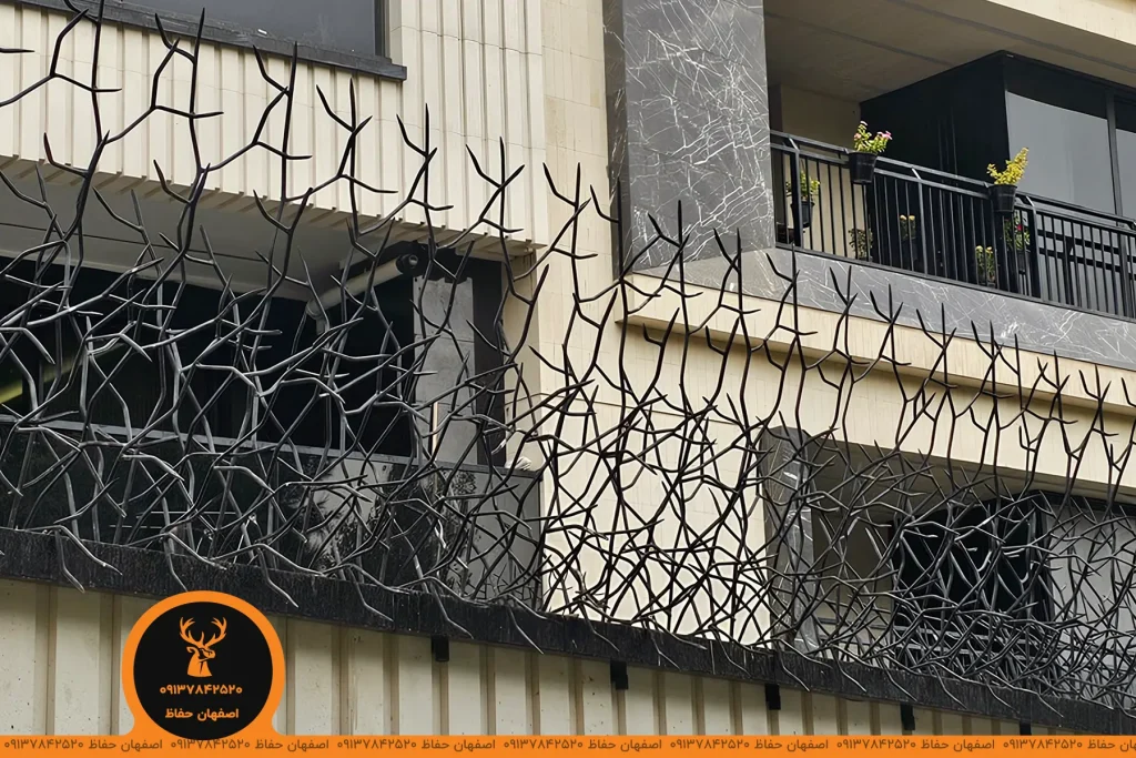 حفاظ خوش قیمت شاخ گوزنی تراکم ۳۲ رنگ مشکی روی دیوار سنگی سفید تولید شده در اصفهان حفاظ