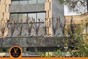 حفاظ شاخ گوزنی مدل لیلیوم اصفهان حفاظ ۵ رنگ مشکی با گلهای مسی روی دیوار سنگی نمای سیاه و طلایی نمای از پایین