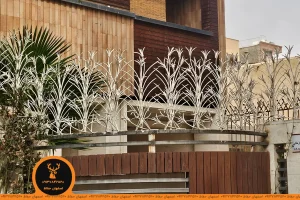 حفاظ شاخ گوزنی مدل لیلیوم222 رنگ سفید نصب شده روی شاسی فلزی روی دیوار با نمای چوبی تولید شده در کارخانه تولید حفاظ دیواری اصفهان حفاظ