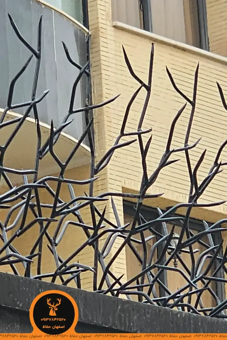 حفاظ شاخ گوزنی ۱۲ رنگ مشکی روی شاسی مشکی روی دیوار تولید شده در اصفهان حفاظ نمای نزدیک