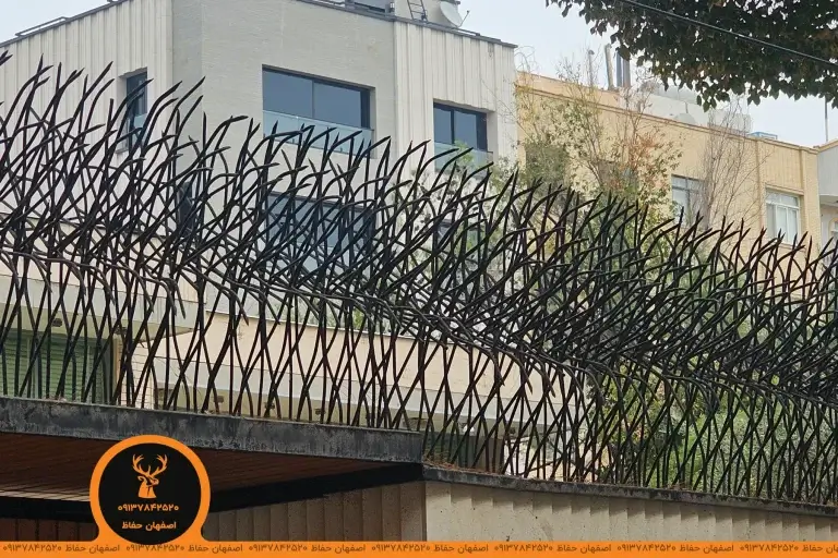 حفاظ لوکس مدل آبشاری تراکم ۶۰ مشکی روی نمای سنگ سفید و زیر مشکی تولید شده در اصفهان حفاظ