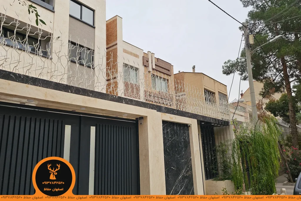 حفاظ شاخ گوزنی استاندارد رنگ سفید نمای سه رخ از داخل کوچه تولید شده در اصفهان حفاظ اجرا شده در کرج و استان البرز