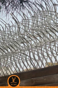 عکس حفاظ شاخ گوزنی مدل آبشاری رنگ سفید نمای سه رخ از داخل کوچه تولید شده در اصفهان حفاظ نمای عمودی