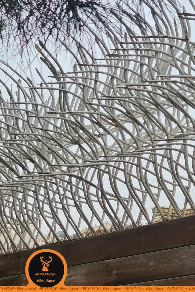 عکس حفاظ شاخ گوزنی مدل آبشاری رنگ سفید نمای سه رخ از داخل کوچه تولید شده در اصفهان حفاظ نمای عمودی