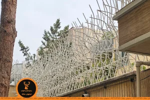 عکس حفاظ شاخ گوزنی مدل آبشاری رنگ سفید نمای سه رخ از داخل کوچه تولید شده در اصفهان حفاظ اجرا شده در کرج و استان البرز