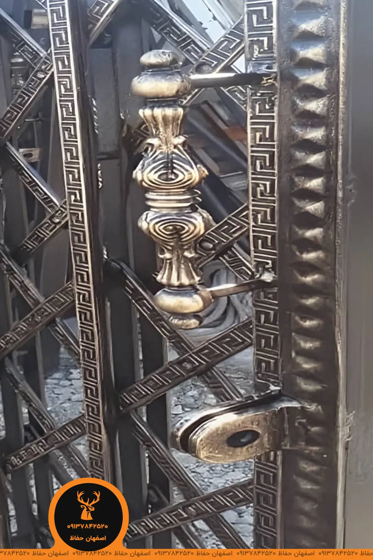 درب آکاردئونی سلطنتی نمای جای قفل و رنگ قهوه ای و طلایی تولید شده در اصفهان حفاظ