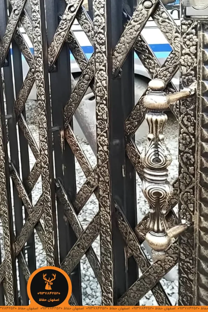 درب آکاردئونی سلطنتی نمای نزدیک دستگیره تولید شده در اصفهان حفاظ