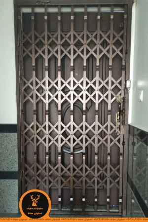 درب آکاردئونی چهار گل کار شده روی دیوار آپارتمانی قهوه ای رنگ روغن تولید شده در اصفهان حفاظ