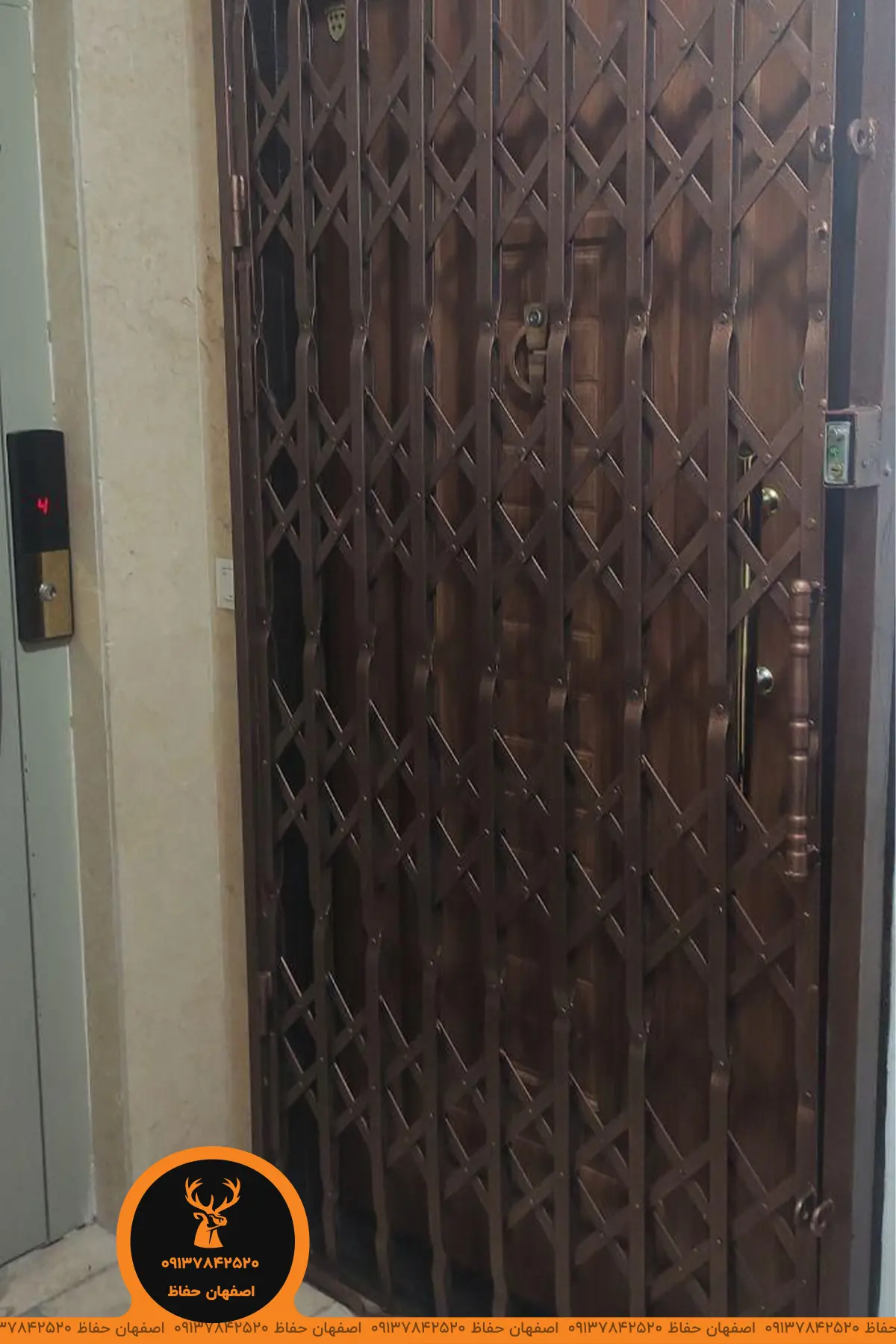 درب آکاردئونی چهار گل کار شده درب ساختمان نمای از بغل قهوه ای تولید شده در اصفهان حفاظ