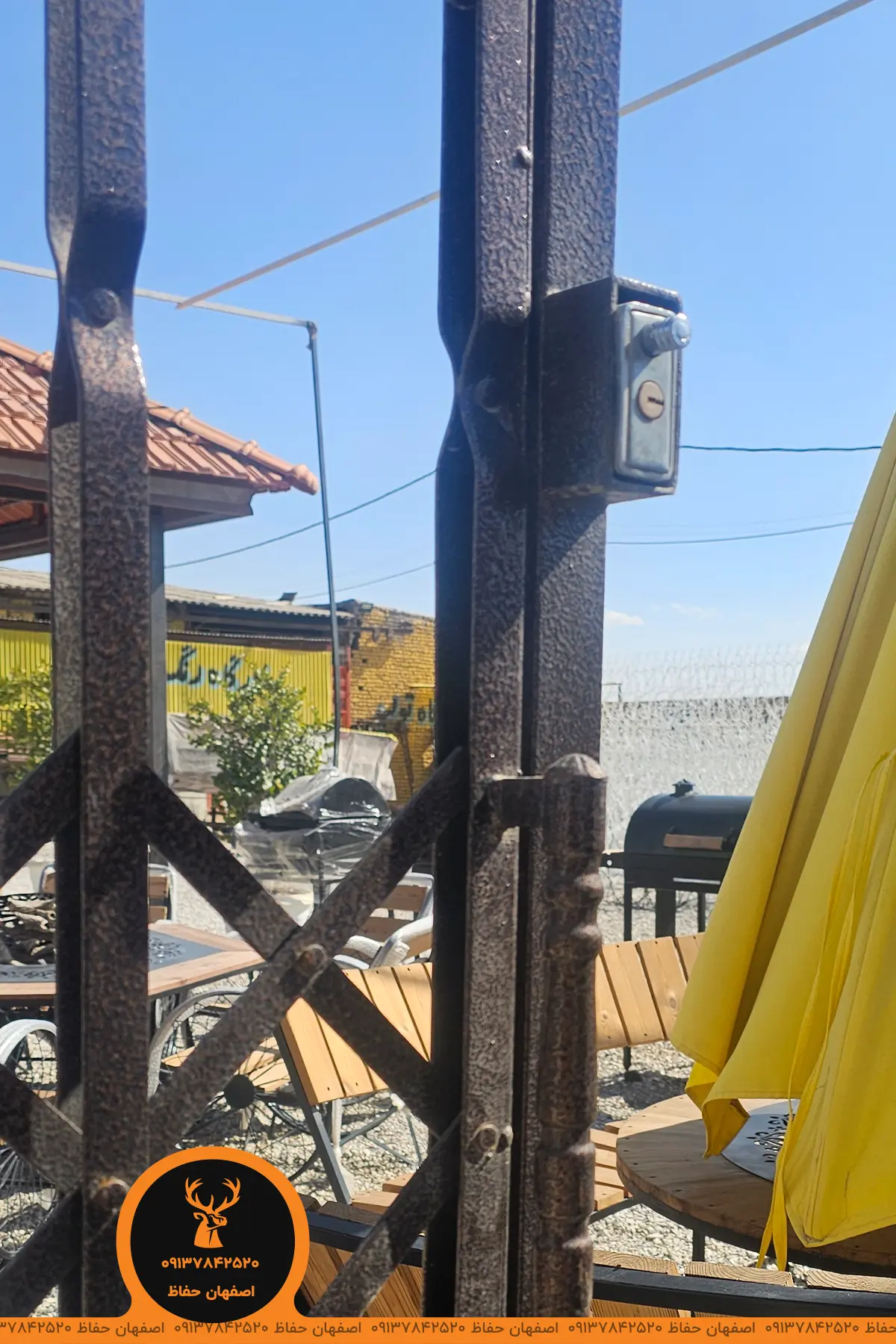 درب آکاردئونی چهار گل قفل توکار و دسته نمای نزدیک تولید شده در اصفهان حفاظ